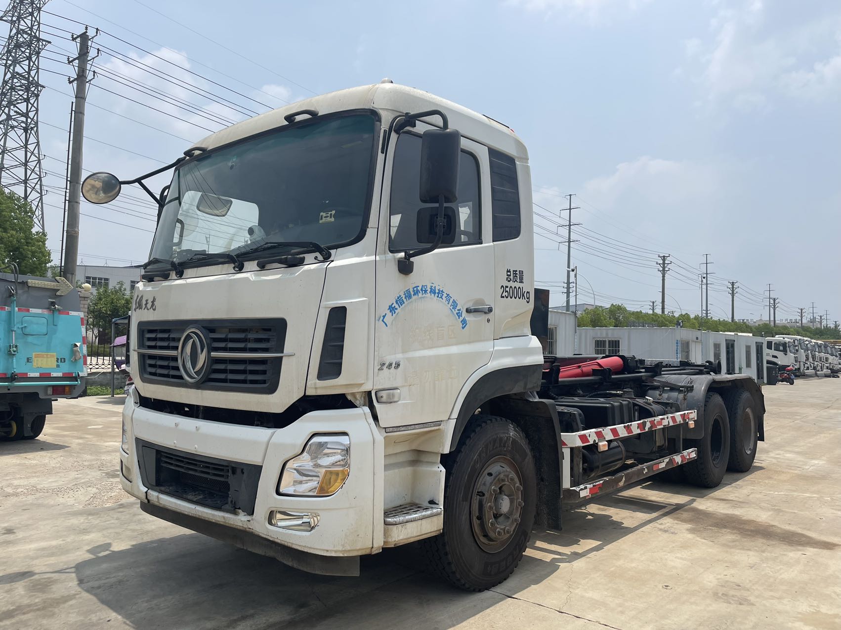 天龍后八輪勾臂(同款2臺) 2??年份：2019年5月 3??發(fā)動機：康機245馬力，國五 4??底盤配置：東風(fēng)天龍底盤，5700軸距，7檔變速箱，1100鋼絲