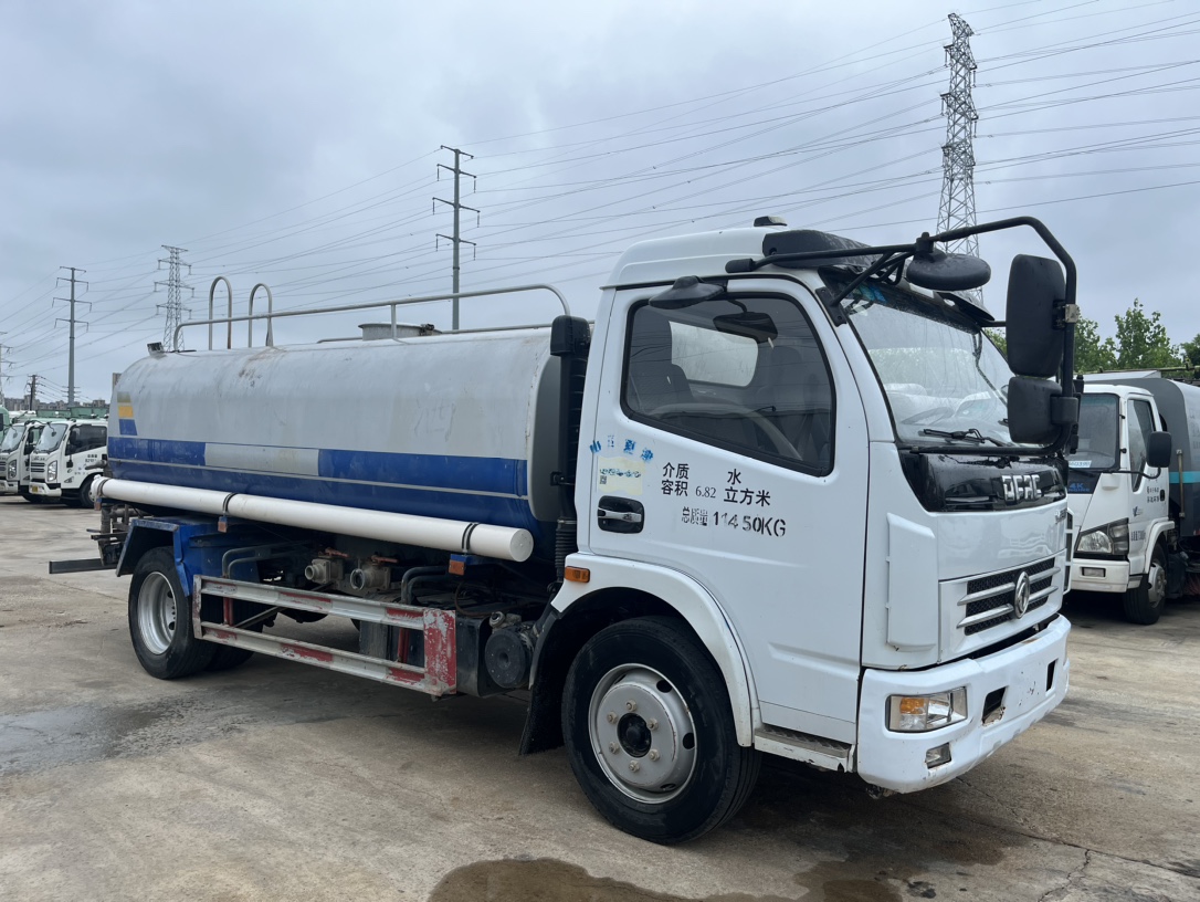 二手10方灑水車 2??年份：2020年5月 3??發(fā)動機：朝柴156馬力，國五 4??底盤配置：東風(fēng)多利卡底盤，3800軸距，245真空胎，六檔變速箱，備胎未