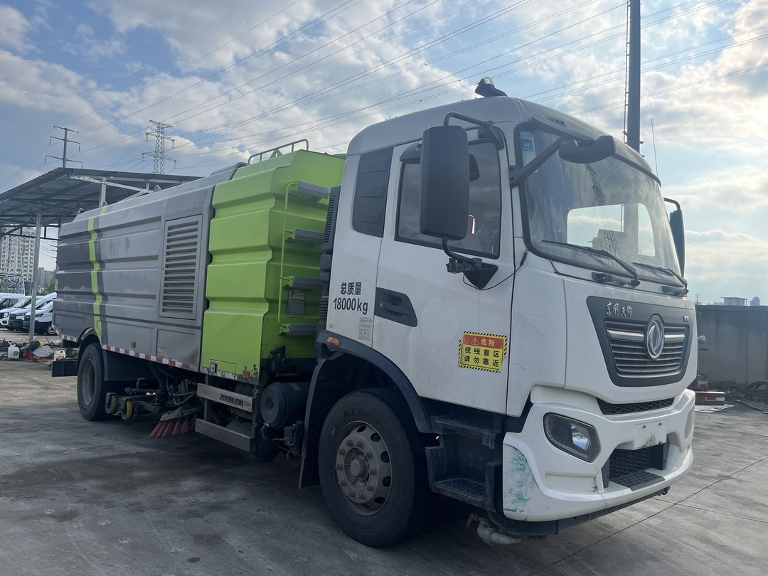 二手中聯(lián)16方洗掃車 2??年份：2021年5月 3??發(fā)動機：康機230馬力，國六 3??底盤配置：東風(fēng)天錦底盤，六檔變速箱，5300軸距，275真空胎 4?