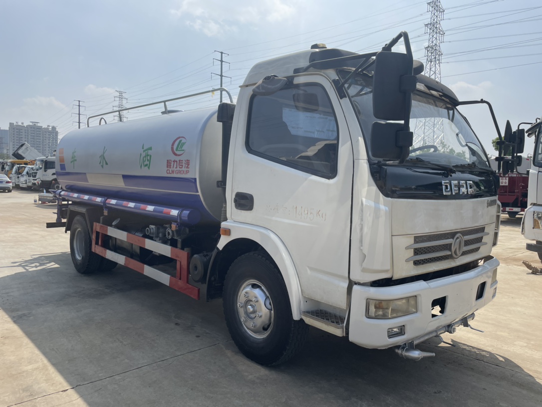  1??車型：10方灑水車 2??年份：2016年11月 3??發(fā)動機：朝柴140馬力，國四 4??底盤配置：東風(fēng)多利卡，3800軸距，六檔變速箱， 5??上裝