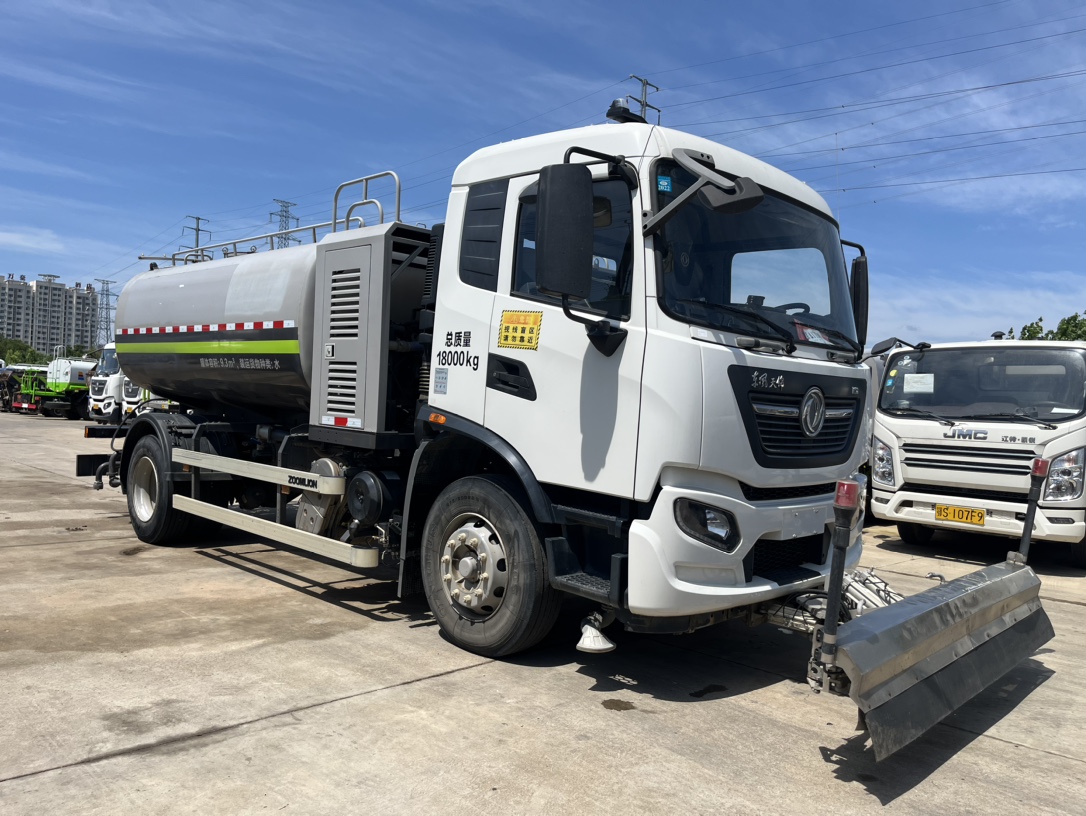 二手國六東風(fēng)天錦清洗車 2??年份：2021年5月 3??發(fā)動機：康機230馬力，國六 4??底盤配置：東風(fēng)天錦底盤，六檔變速箱，4500軸距，275真空胎，