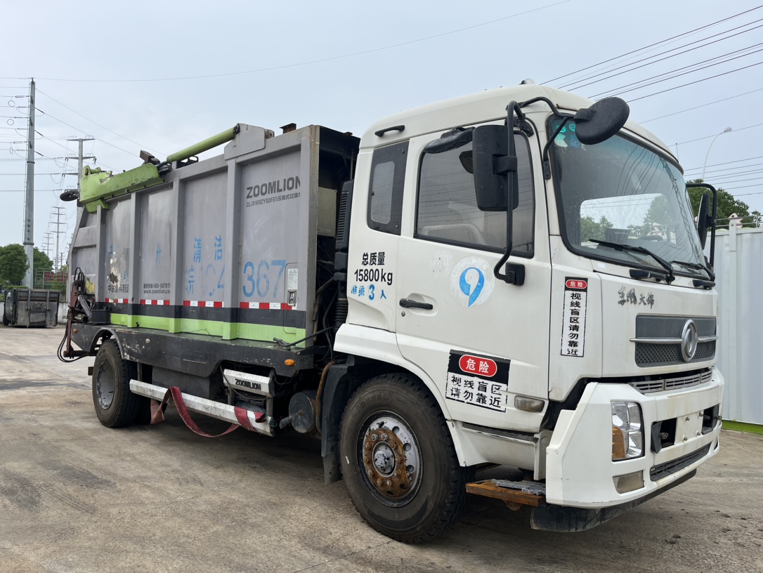 二手中聯(lián)無泄露式壓縮垃圾車 2??年份：2018年1月 3??發(fā)動機：康機210馬力，國五 4??底盤配置：東風(fēng)天錦底盤，4500軸距，1000鋼絲胎，六檔變速