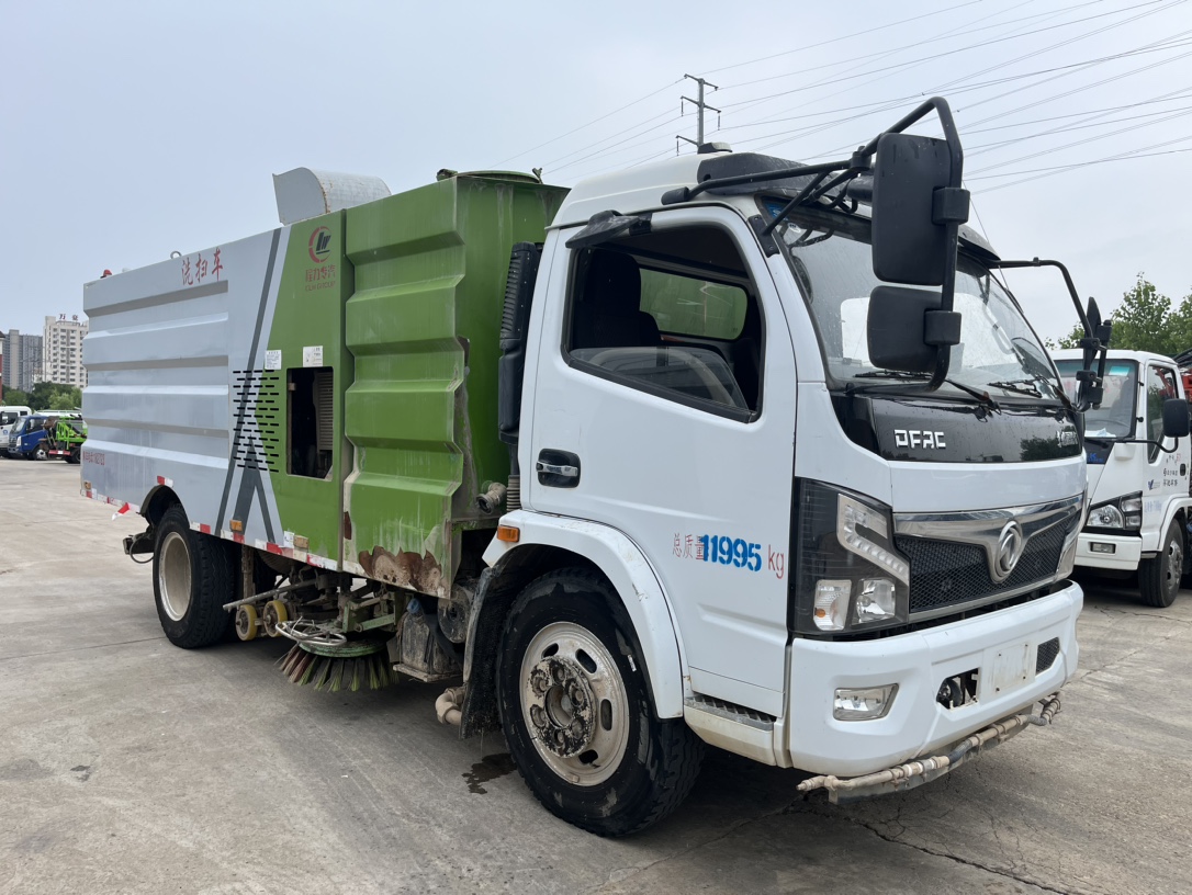 二手國六8方洗掃 2??年份：2021年4月 3??發(fā)動機：云內(nèi)150馬力，國六 4??底盤配置：東風(fēng)福瑞卡底盤，3800軸距，825鋼絲胎，六檔變速箱。 5?